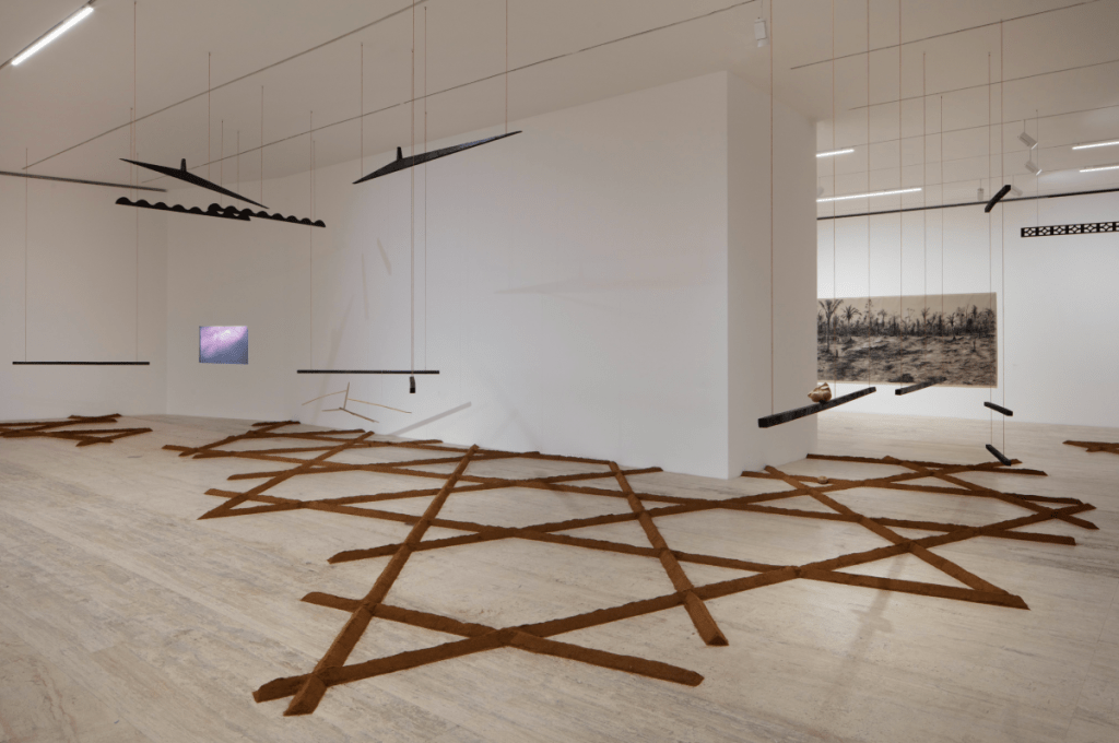 Siluetas sobre maleza